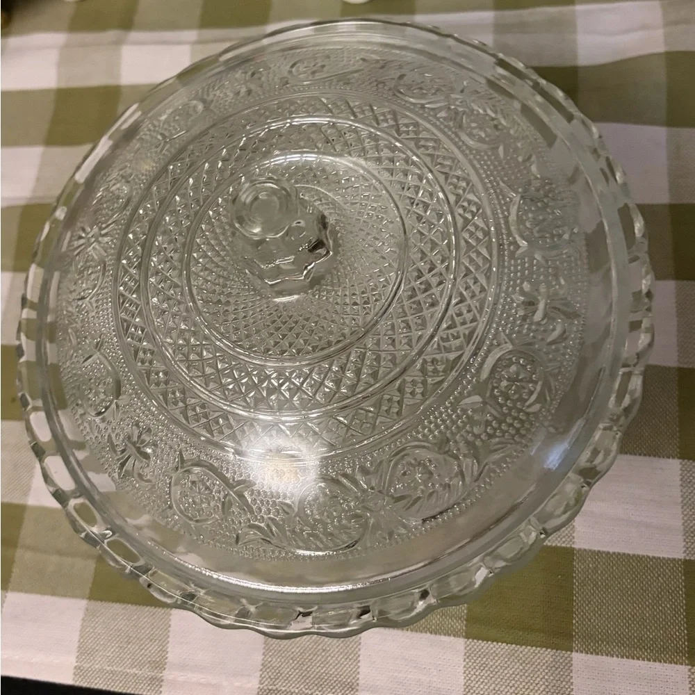 Vintage 1980s KIG Malaysia Fleur-de-lis glass candy/trinket/body powder dish